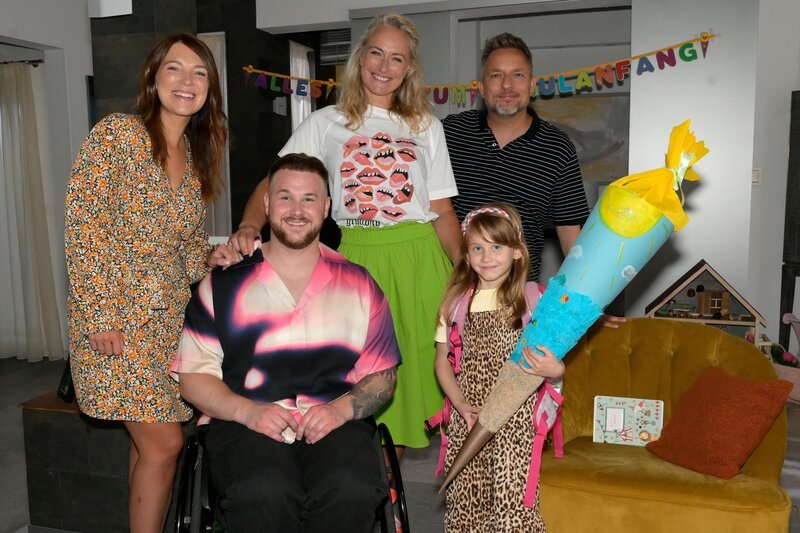 Lilly (Iris Mareike Steen, l.), Jonas (Felix van Deventer, 2.v.l.), Maren (Eva Mona Rodekirchen, M.) und Michael „Michi“ (Lars Pape) feiern Emmas (vorne l.) Einschulung. – Bild: RTL /​ Rolf Baumgartner /​ Flaschenpost aus dem Nirvana