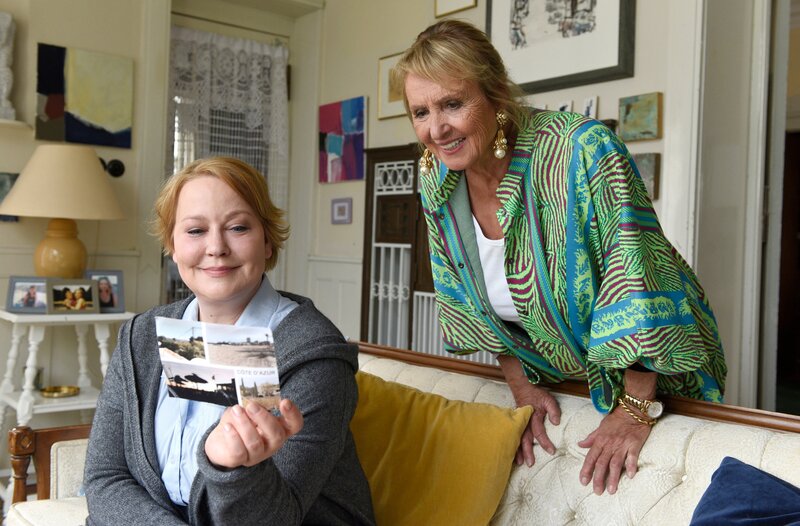 Mechthild Fehrenbach (Diana Körner, r.) hat eine alte Postkarte von Benni und Eva auf dem Dachboden gefunden. Der Inhalt bringt Nele Fehrenbach (Floriane Daniel, l.) auf eine neue Spur. – Bild: ARD/​Laurent Trümper