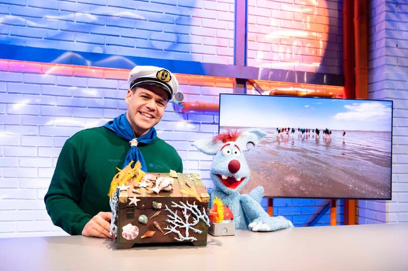 Gemüse: Woozle und Simón wollen eine Gemüsesuppe kochen. Sie möchten Woozles Opa zum Essen einladen. Das Wattenmeer: Simón freut sich sehr über das Thema der heutigen Sendung: das Wattenmeer. – Bild: SUPER RTL /​ Annette Etges