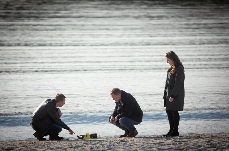 Kommissar Jimmy Perez (Douglas Henshall, Mitte), seine Assistentin Tosh (Alison O’Donnell) und Detective Constable Sandy Wilson (Steven Robertson) untersuchen den abgetrennten Arm. – Bild: ARD Degeto/​ITV Studios