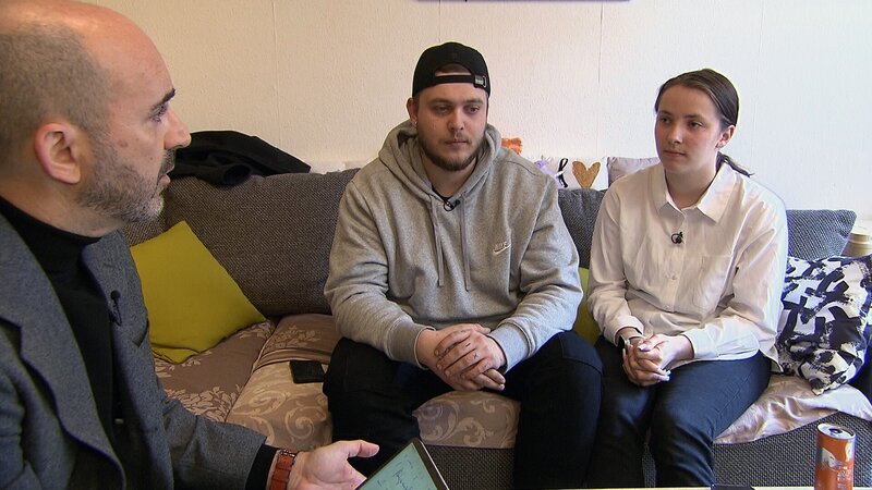 Samantha und Nico sind durch Online-Bestellungen tief verschuldet. Sie suchen Hilfe bei Schuldnerberater Max Postulka, der an seine Grenzen stößt, da die Schulden in betrügerischer Absicht entstanden sind. – Bild: RTLZWEI, RedDoc Films
