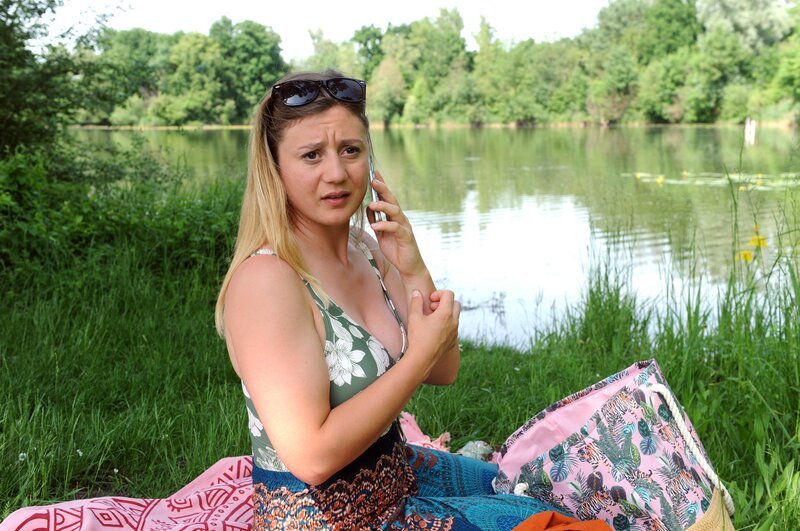 Sarah (Sophie Reiml) verbringt ihren freien Tag am Weiher. – Bild: Marco Orlando Pichler /​ BR