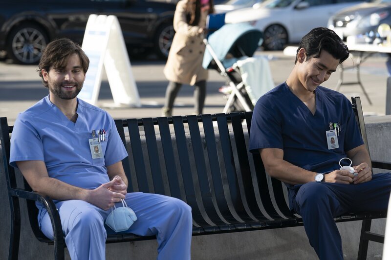 Dr. Levi Schmitt (Jake Borelli, l.); Nico Kim (Alex Landi, r.) – Bild: American Broadcasting Companies, Inc.