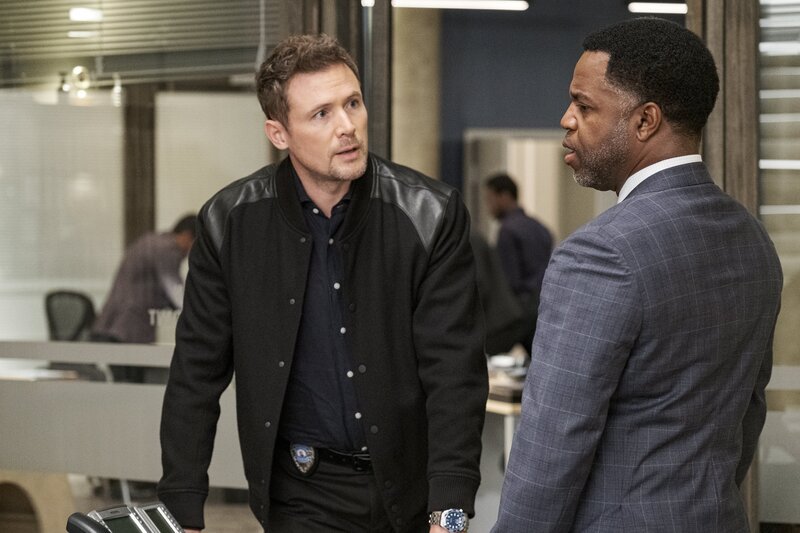 L-R: Charlie (JOHN REARDON) und Joe Donovan (KEVIN HANCHARD) – Bild: Shaftesbury/​Pope Productions /​ D.CARBERRY /​ DERMOT CARBERRY 2021