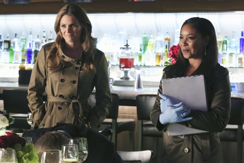 Arthur Felder, Kollege des erfolgreichen Jungunternehmers Erik Vaughn, wird in einem edlen Restaurant vergiftet. Lanie Parish (Tamala Jones, r.) begibt sich zusammen mit Beckett (Stana Katic, l.) auf Spurensuche … – Bild: ABC Studios Lizenzbild frei