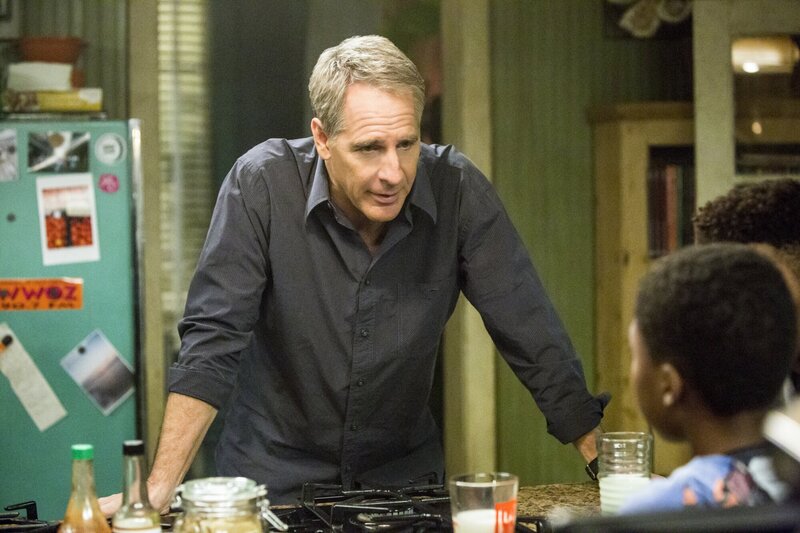 Als CJ’s (Dani Dare, r.) Pflegemutter tot aufgefunden wurde, versucht Pride (Scott Bakula, l.) alles, um den Mörder zu finden … – Bild: CBS Broadcasting, Inc.