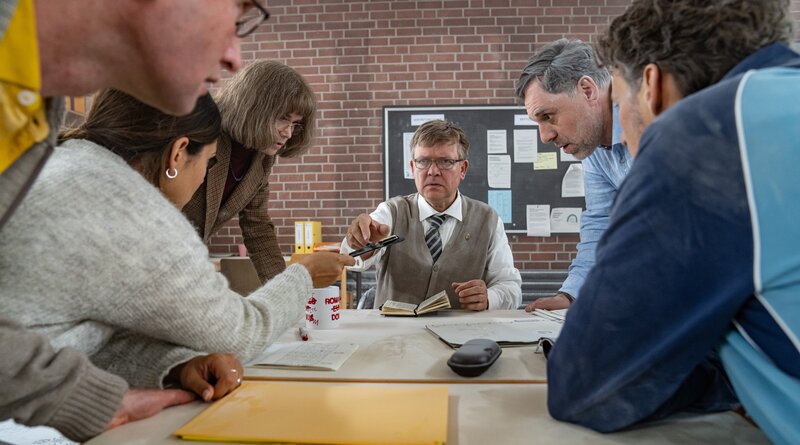 Eingeschlossene Gesellschaft – Bild: ARD Degeto/​2022 BantryBay Productions GmbH/​Deutsche Columbia Pictures Filmproduktion GmbH/​Wolfgang Ennenbach