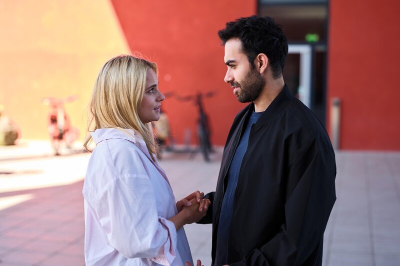 Cecilia (Carina Koller) überrascht Baris (Metehan Demiröz) mit einem Liebesgeständnis. – Bild: RTL /​ Stefan Behrens /​ Tatsächlich Liebe