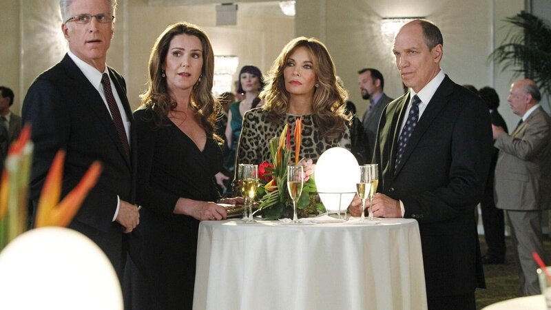 (v.li.) D.B. Russell (Ted Danson), seine Frau Barbara (Peri Gilpin), Olivia Hodges (Jaclyn Smith) und Conrad Ecklie (Marc Vann) sind zu Gast auf einer Spendengala, die ein unerwartetes Ende für die Ermittler nimmt. – Bild: MG RTL D