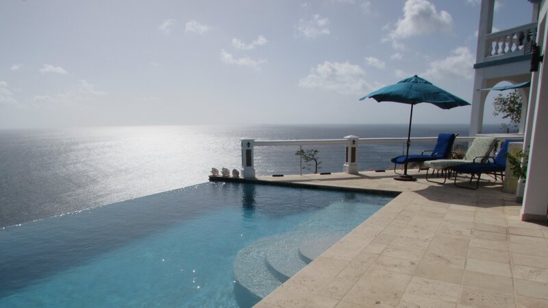 Exterior, pool of Grand Outlook property in Anguilla. As seen on HGTV’s Caribbean Life – Bild: HGTV /​ Discover HCBLF1607_325427_129789 /​ Scripps.