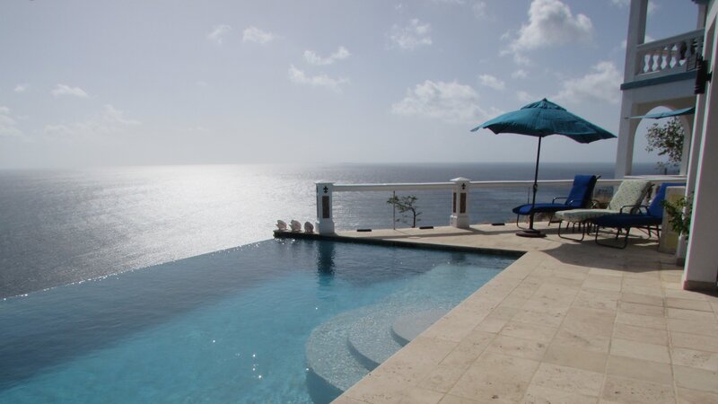 Exterior, pool of Grand Outlook property in Anguilla.  As seen on HGTV’s Caribbean Life – Bild: HGTV /​ Discover HCBLF1607_325427_129789 /​ Scripps.