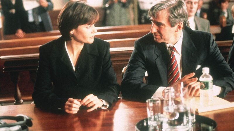 Die Staatsanwälte Jack McCoy (Sam Waterston, re.) und Jamie Ross (Carey Lowell) beschließen Anwalt Baker eine Falle zu stellen, um an seine Hintermänner am Gericht zu gelangen. – Bild: RTL
