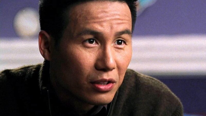 Diesmal ist George Huang auch als Dolmetscher gefragt. Bei den Ermittlungen zu krimineller Machenschaften mit chinesischen Frauen, muss er für seine Kollegen ins Englische übersetzen. – Bild: TVNOW