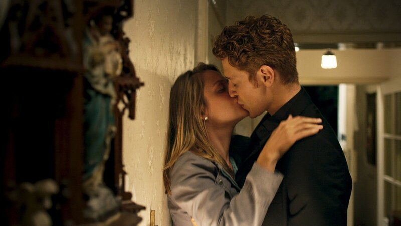 Eva (Bettina Burchard) und Maik (Daniel Donskoy) können einfach nicht die Finger voneinander lassen. – Bild: RTL