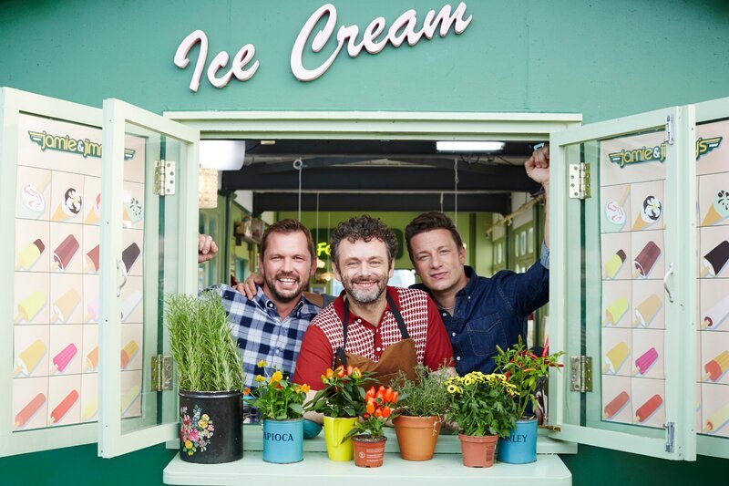 V.l.: Jimmy, Michael Sheen, Jamie – Bild: RTL Living