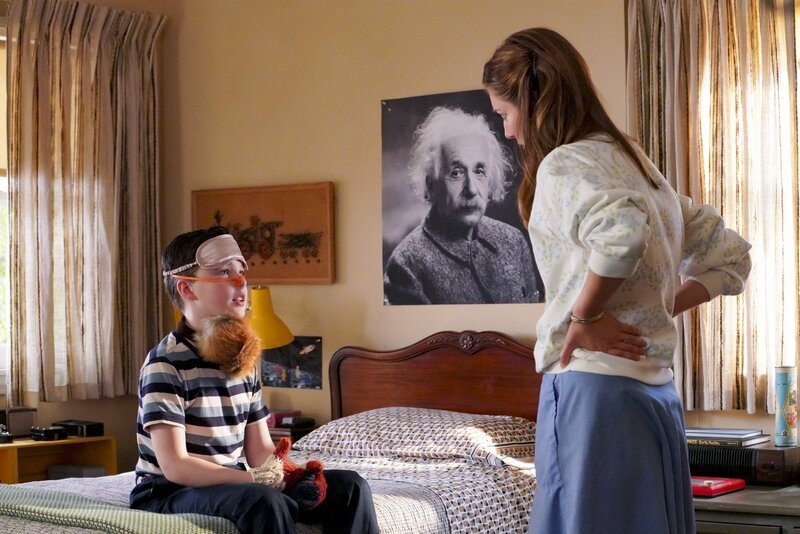 Sheldon Cooper (Iain Armitage, l.); Mary Cooper (Zoe Perry, r.) – Bild: CBS Broadcasting, Inc.