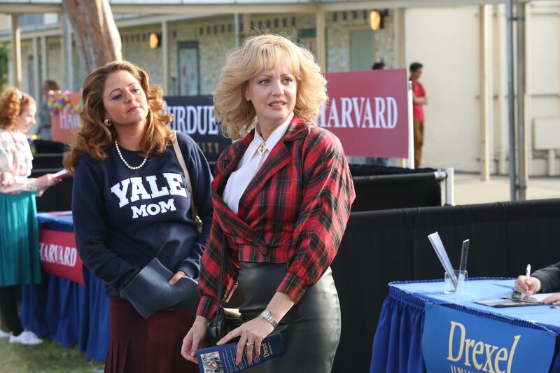Betsy Rubenstone (Annie Mumolo, l.); Beverly Goldberg (Wendi McLendon-Covey, r.) – Bild: Sony Pictures Television Inc. /​ Gilles Mingasson