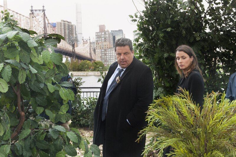 L-R: Steve Schirripa als Anthony Abetemarco, Bridget Moynahan als Erin Reagan. – Bild: CBS Broadcasting Inc.