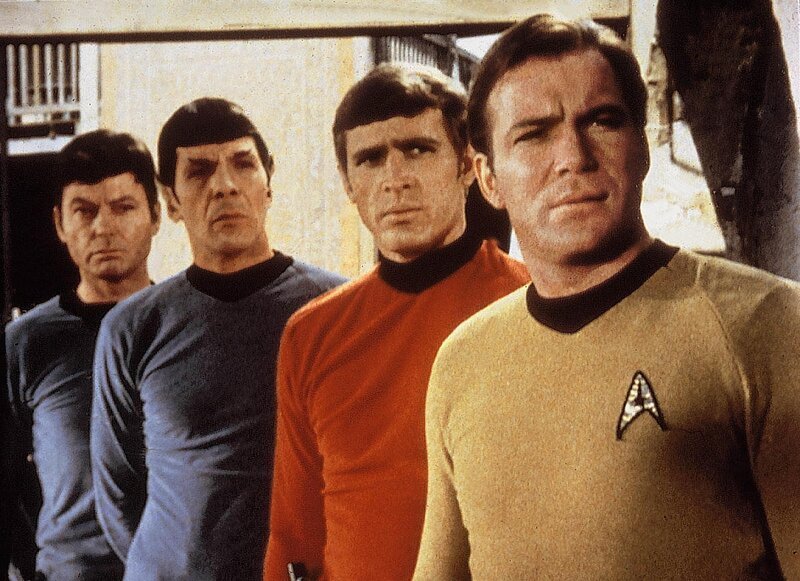 Captain Kirk (William Shatner) Lieutenant Galloway (David L. Ross), Mr. Spock (Leonhard Nimoy) und Dr. McCoy (DeForest Kelly) halten sich auf dem Planeten Omega IV auf … – Bild: Tele 5