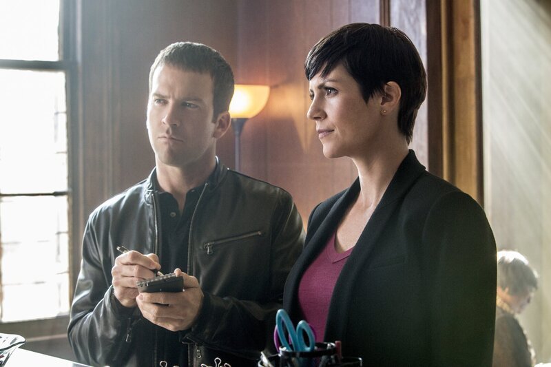Als Dr. Freddy Barlow und seine Freundin Pam Shore in einem Strandhaus in Charleston, South Carolina, aus nächster Nähe erschossen werden, versuchen Brody (Zoe McLellan, r.) und Lasalle (Lucas Black, l.) alles, um den Täter zu fassen … – Bild: CBS Broadcasting, Inc.