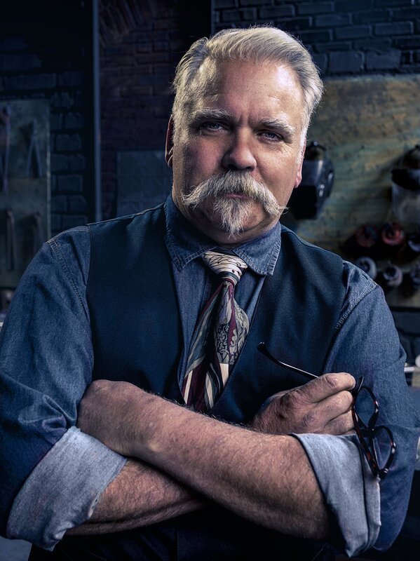 Sucht mit seinen Jury-Kollegen den besten Waffenschmied: Waffenexperte David Baker … – Bild: A&E Television Networks Lizenzbild frei