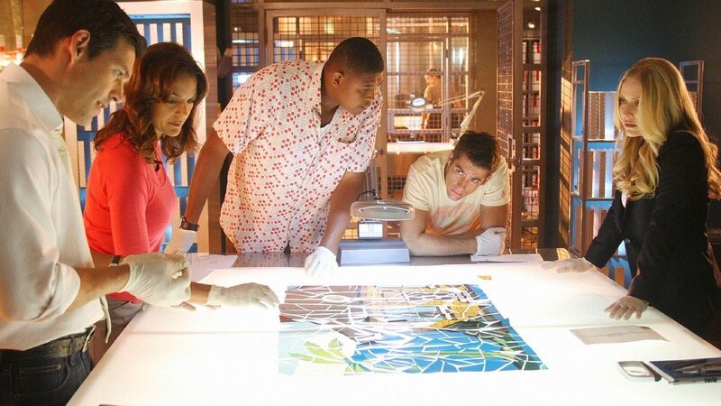 Die CSI-Ermittler (v.l.) Jesse (Eddie Cibrian), Natalia (Eva La Rue), Walter (Omar Miller), Ryan (Jonathan Togo) und Calleigh (Emily Procter) haben die Puzzleteile zusammengefügt – es ergibt das Bild einer Frau, die im Fadenkreuz eines Gewehres steht. Ist das die Ankündigung zur Ermordung dieser Frau? – Bild: TVNOW /​ CBS