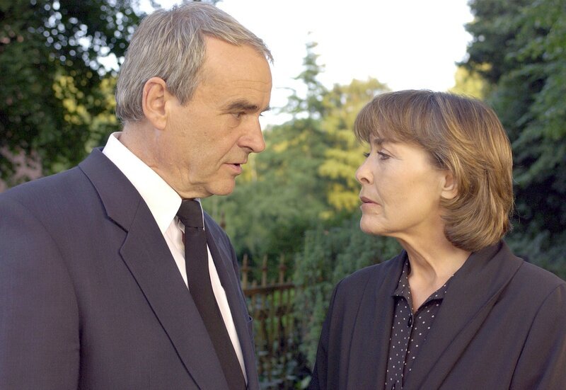 Aus und vorbei: Karin Brendel (Thekla Carola Wied) sagt ihrem Mann Oskar (Walter Kreye) „adieu“. – Bild: ARD Degeto/​Reiner Bajo