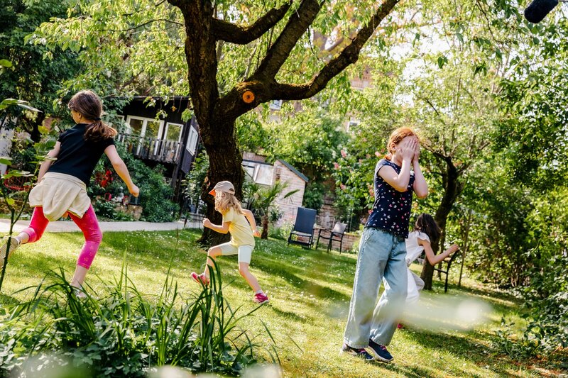 Rosa, Charlotte, Aureli und Ella beim Versteckspiel im Garten. – Bild: ORF/​Nadia Gerstl