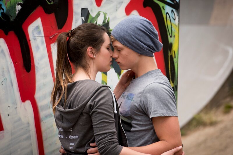 Im Traum kommen sich Jonas Till Neumann (Damian Hardung) und seine Angebetete (Annika Nippoldt) näher. – Bild: VOX/​Martin Rottenkolber