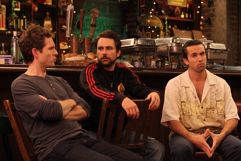 (v.l.n.r.) Dennis Reynolds (Glenn Howerton); Charlie Kelly (Charlie Day); Mac (Rob McElhenney) – Bild: Bluebush Productions, LLC.