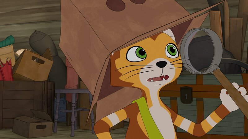 Unter einem Karton versteckt legt sich Findus auf dem Dachboden auf die Lauer, um eine Maus zu fangen. – Bild: ZDF/​2021 Edel Germany GmbH