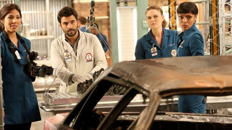 Gelingt es (v.l.) Angela (Michaela Conlin), Rodolfo Fuentes (Ignacio Serricchio), Brennan (Emily Deschanel) und Cam (Tamara Taylor), die Überreste der verkohlten Leiche aus dem ausgebrannten Auto zu identifizieren? – Bild: TVNOW /​ FOX