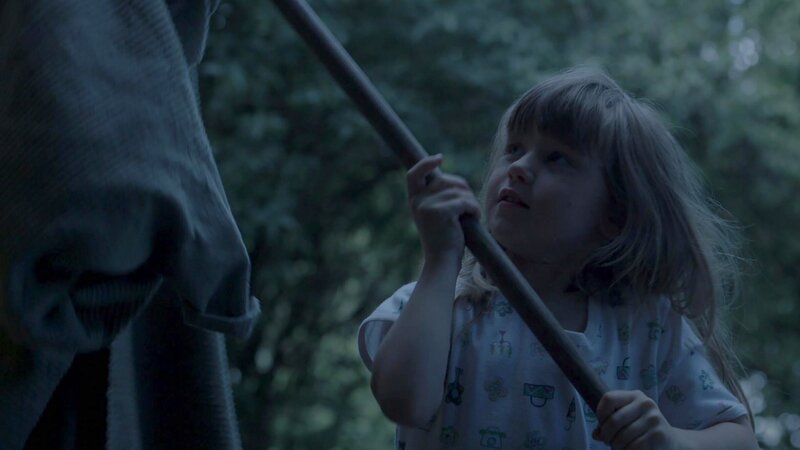 Sie erschreckt damit Agnes. – Bild: KiKA/​NRK/​Christine Heitmann