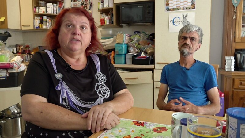 Die Finanznot zwingt Carmen und Dieter dazu, ihre Pläne zu ändern. – Bild: RTL Zwei