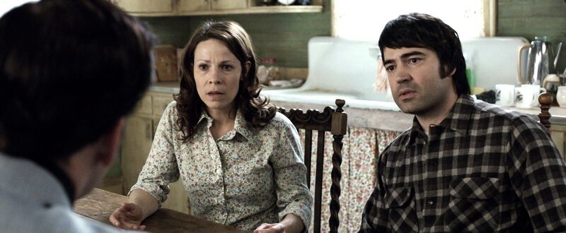 Carolyn Perron (Lili Taylor), Roger Perron (Ron Livingston) – Bild: PLURIMEDIA (Warner Bros. Entertainment, Inc.)