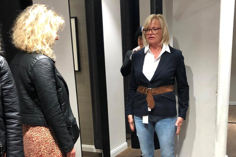 Kandidatin Anja (r.) und Shoppingbegleitung Daniela. – Bild: TVNOW /​ Constantin Ent.