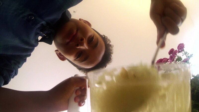 Amanuel kocht ein äthiopisches Gericht – Bild: SWR/​Nordisch Filmproduction