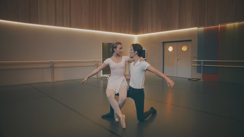 Lena (Jessica Lord) und Max (Rory J. Saper) freuen sich über ihren gelungen Pas de deux. – Bild: ZDF/​Cottonwood Media