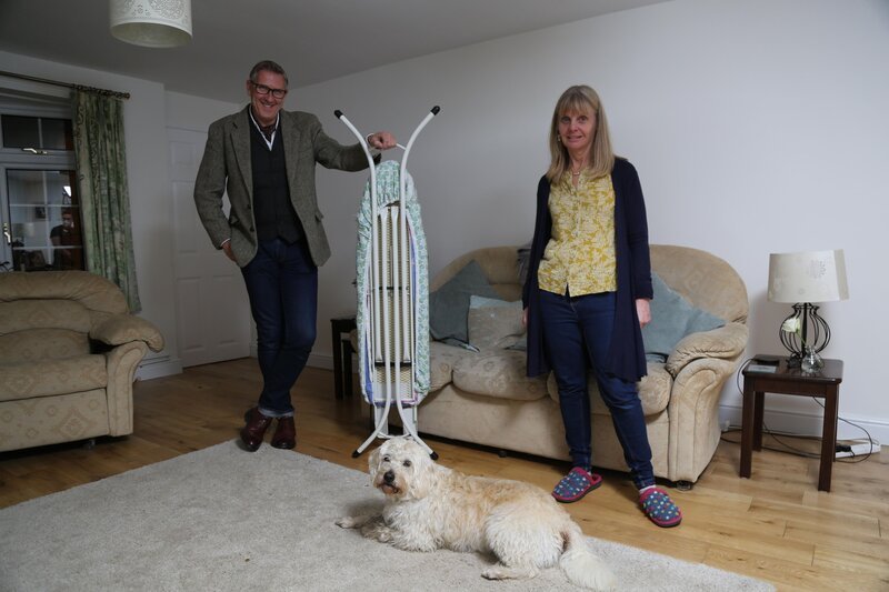 Master Dog trainer Graeme Hall helps teach Willow not to go to war with household appliances. – Bild: Sat.1 Gold