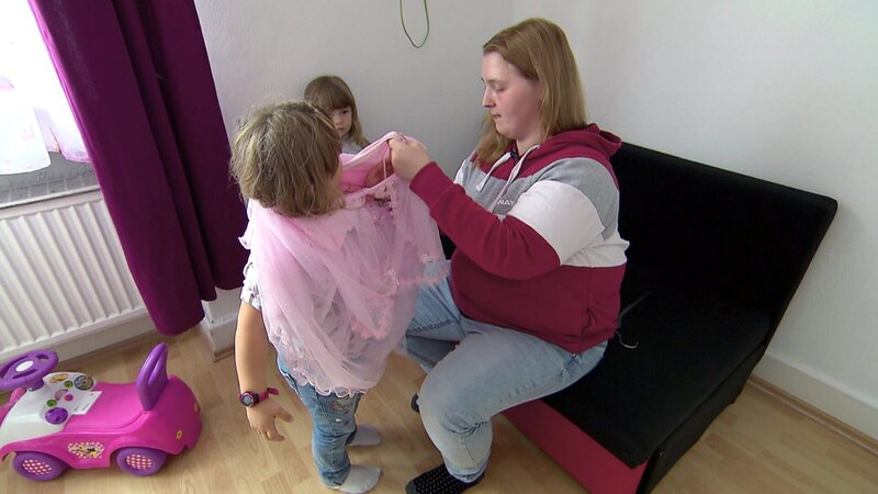 Bei Tatjana (re.) und Michael laufen die Vorbereitungen für die Taufe von Nesthäkchen Jerome auf Hochtouren. – Bild: RTL Zwei