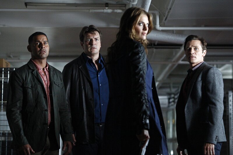 Eigentlich wollte Castle (Nathan Fillion, 2.v.l.) Beckett (Stana Katic, 2.v.r.) nicht erzählen, dass Kevin Ryan (Seamus Dever, r.) und Javier Esposito (Jon Huertas, l.) hinter Maddox – dem Mann, der für den Tod von Becketts Mutter verantwortlich ist – her sind … – Bild: American Broadcasting Companies, Inc.