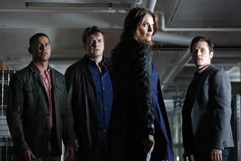 Eigentlich wollte Castle (Nathan Fillion, 2.v.l.) Beckett (Stana Katic, 2.v.r.) nicht erzählen, dass Kevin Ryan (Seamus Dever, r.) und Javier Esposito (Jon Huertas, l.) hinter Maddox – dem Mann, der für den Tod von Becketts Mutter verantwortlich ist – her sind … – Bild: American Broadcasting Companies, Inc.