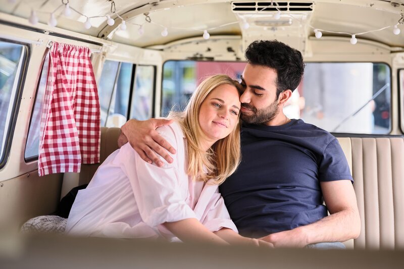 Cecilia (Carina Koller) und Baris (Metehan Demiröz) wollen ihr Glück nicht durch den Gedanken an Theo trüben lassen. – Bild: RTL /​ Stefan Behrens