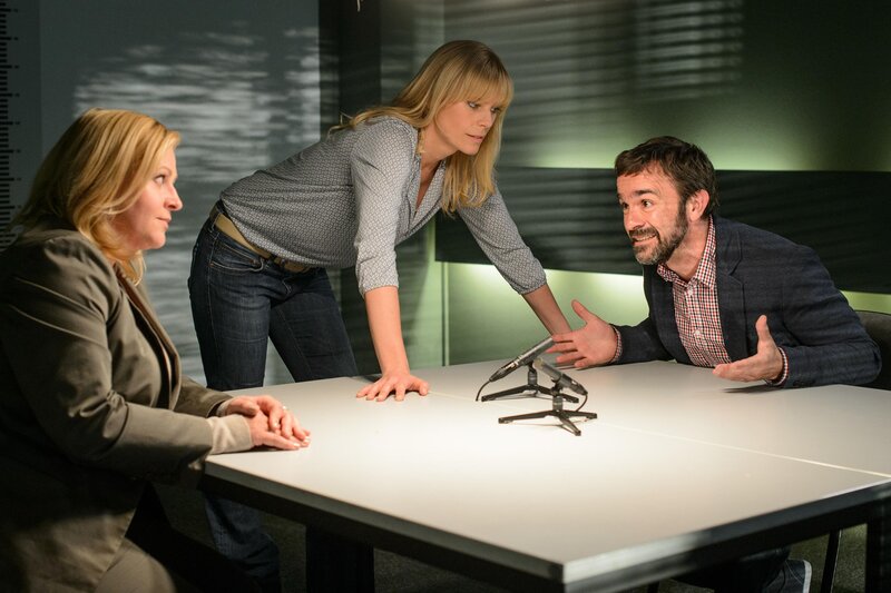 (v.l.n.r.) Dagmar Schnee (Petra Kleinert); Ina Zimmermann (Melanie Marschke); Carsten Annen (Andreas Stadler) – Bild: ZDF /​ Uwe Frauendorf