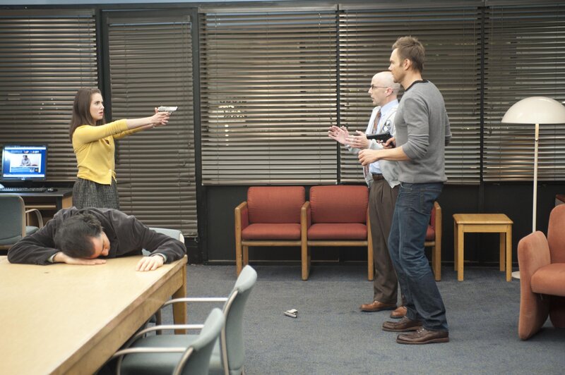 Bei Jeffs (Joel McHale, r.) großer Inszenierung für Dekan Pelton (Jim Rash, 2.v.r.) beginnen Wahn und Wirklichkeit immer mehr zu verschwimmen. Welche Rolle spielt Annie (Alison Brie, l.)? Und wer ist der ominöse Professor Professorson? – Bild: Sony Pictures Television Inc.