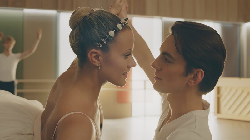 Lena (Jessica Lord) ist glücklich, dass sie ihre Nervosität überwunden und so ihre Rolle wieder zurück bekommen hat. Nun kann sie mit Max (Rory J. Saper) einen perfekten Pas de deux präsentieren. – Bild: ZDF/​Cottonwood Media