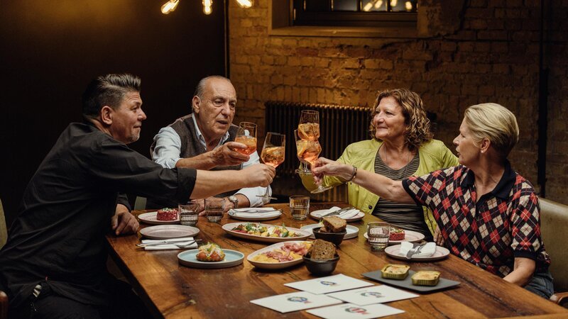 V.l.: Tim Mälzer, Gennaro Contaldo, Anna Sgroi, Cornelia Poletto – Bild: RTL /​ Hendrik Lüders