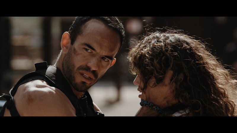 Chris Montano (Guillermo Iván) und Sara (Lara Wolf) – Bild: Tele 5