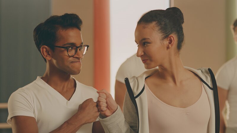 Dash (Hiran Abeysekera) und Ines (Eubha Akilade) werden zusammen den Pas de deux tanzen. – Bild: ZDF/​Cottonwood Media