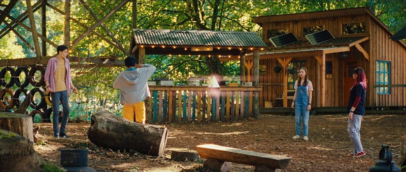 In ihrer virtuellen Welt, dem Silverpoint-Camp, trainiert die Libellen-Gruppe – Louis (Oliver Cunliffe), Glen (Krish Misra), Meg (Katy Byrne) und Kaz (Maiya Silveston, v.l.n.r.) – für die erste Challenge. Sie haben sich einen „Diamanten“ als Übungsobjekt ausgesucht, der in ihrer Mitte schwebt. – Bild: ZDF/​Zodiak Kids & Family Productions UK Ltd.